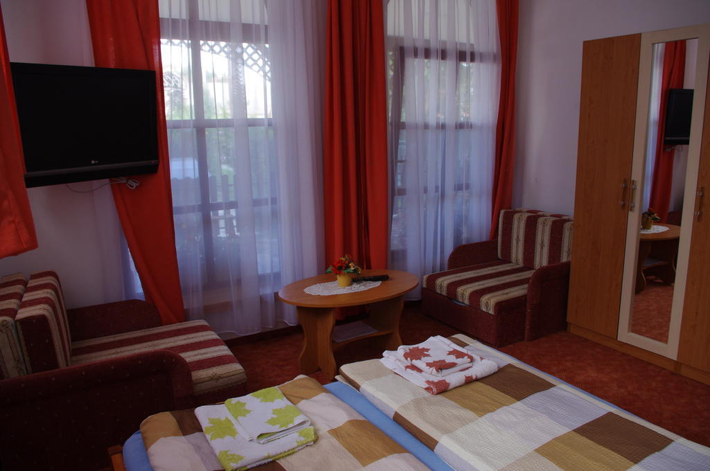 Horvath Kert Vendeghaz Hotel Zirc Ruang foto