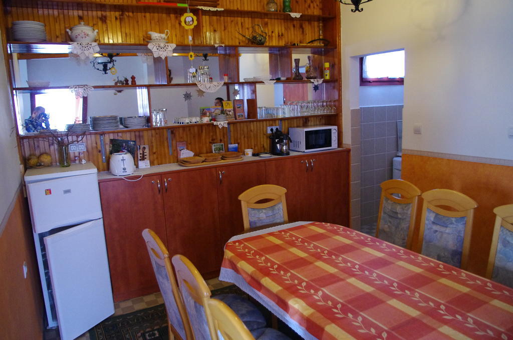 Horvath Kert Vendeghaz Hotel Zirc Ruang foto