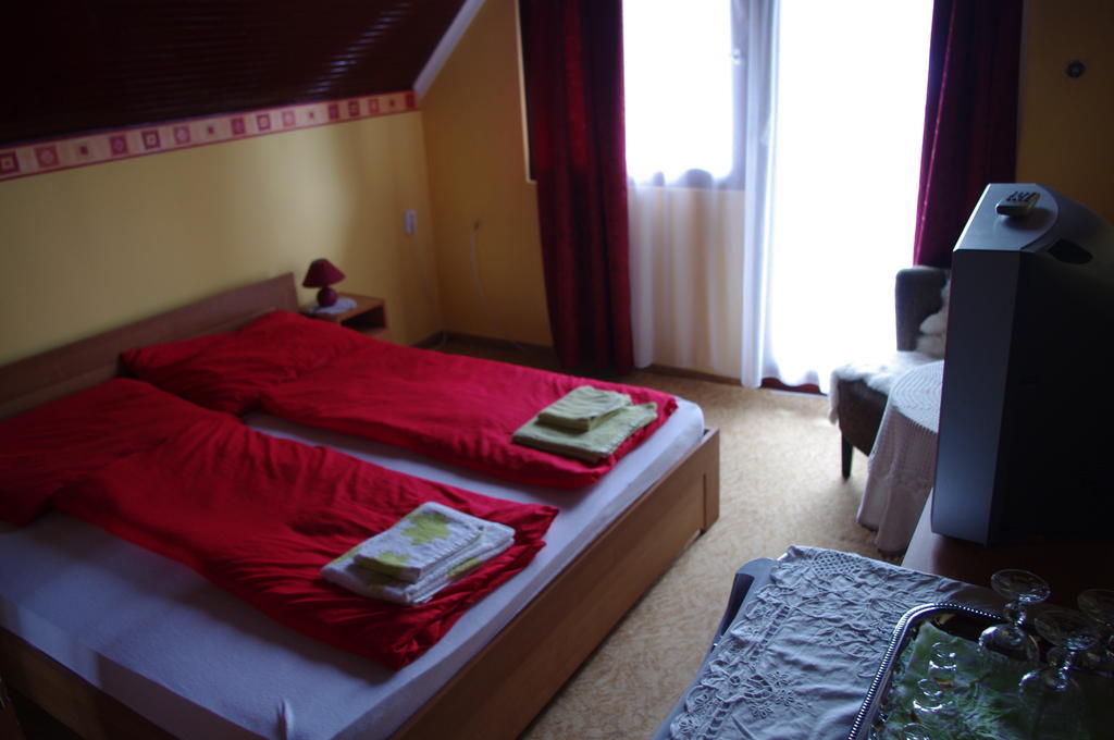 Horvath Kert Vendeghaz Hotel Zirc Ruang foto