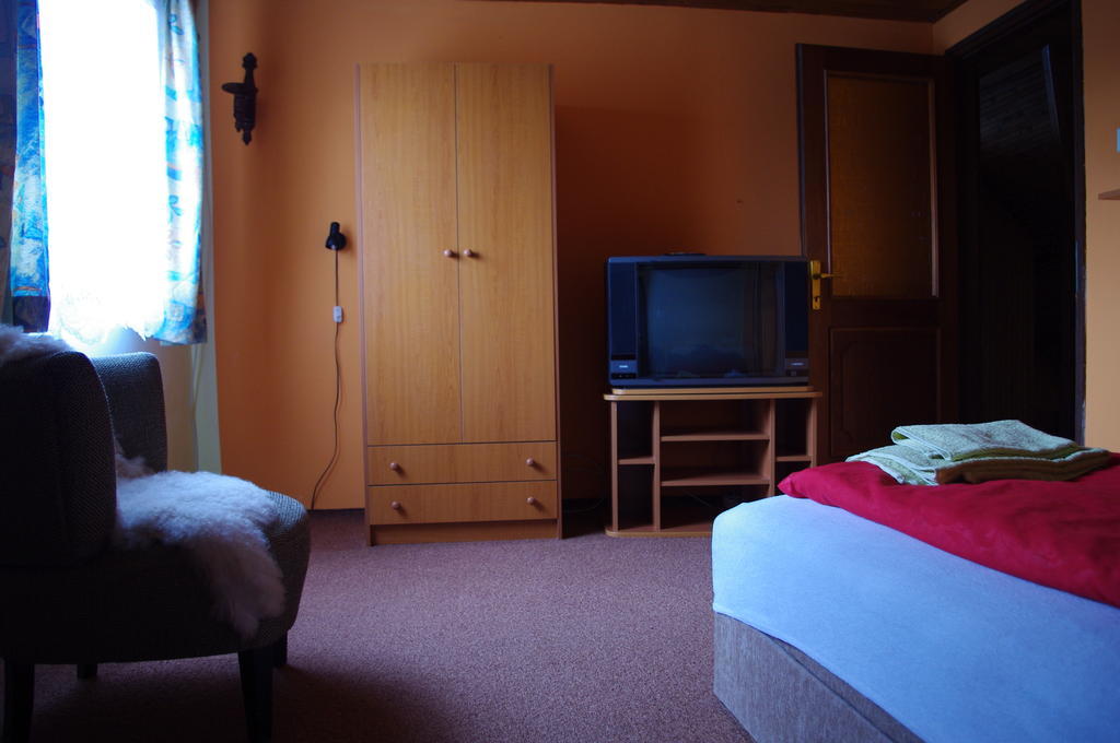 Horvath Kert Vendeghaz Hotel Zirc Ruang foto