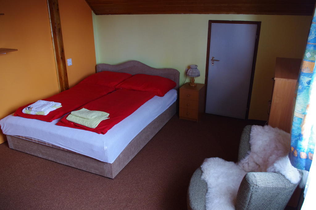 Horvath Kert Vendeghaz Hotel Zirc Ruang foto